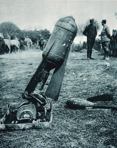 Usado alternativamente con bombas: un torpedo aéreo en un mortero de trinchera, ilustración de The Illustrated War News, enero de 1917 de French Photographer